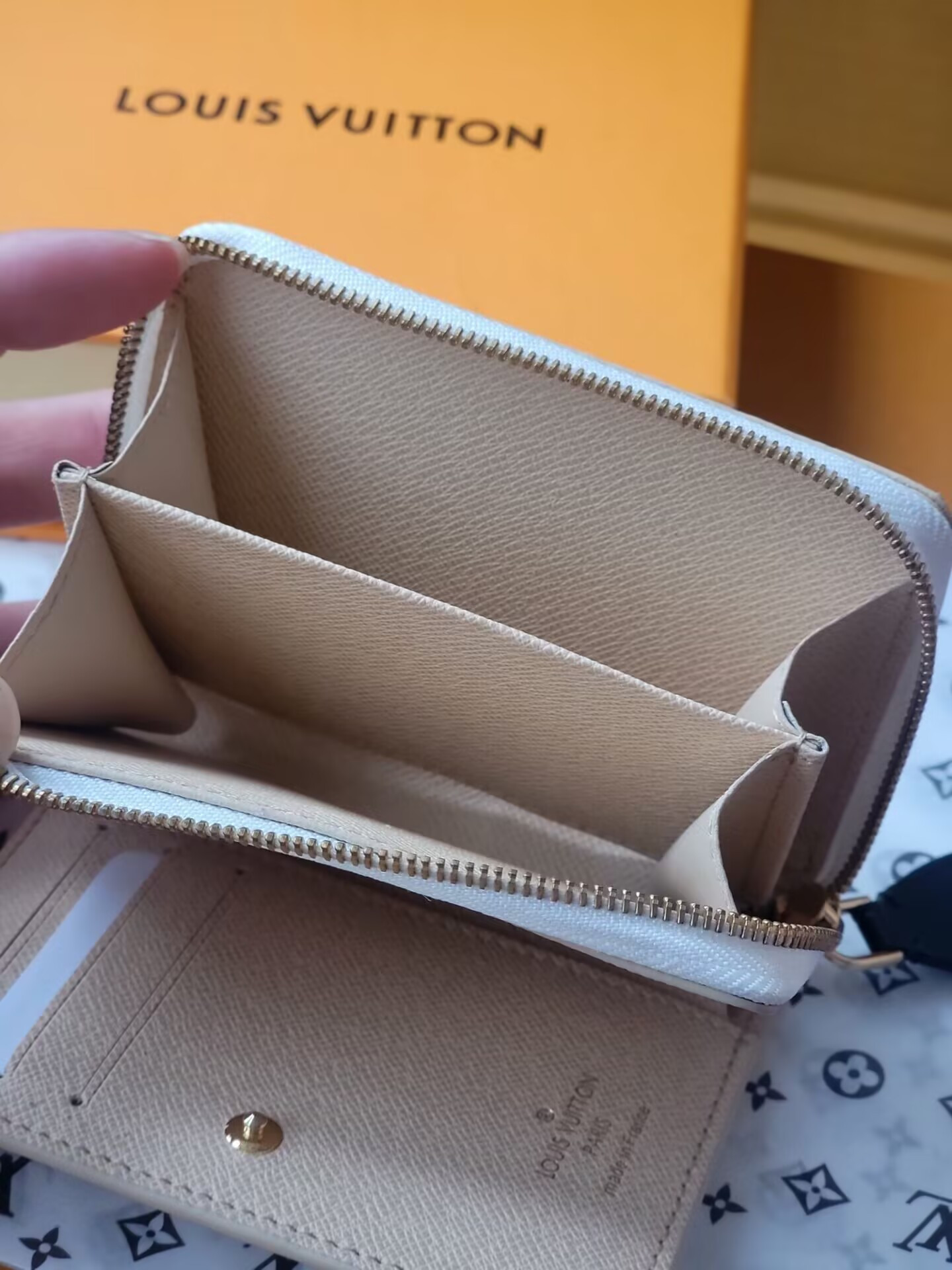 LV Cléa Wallet M22399 8.5x3.5x11cm