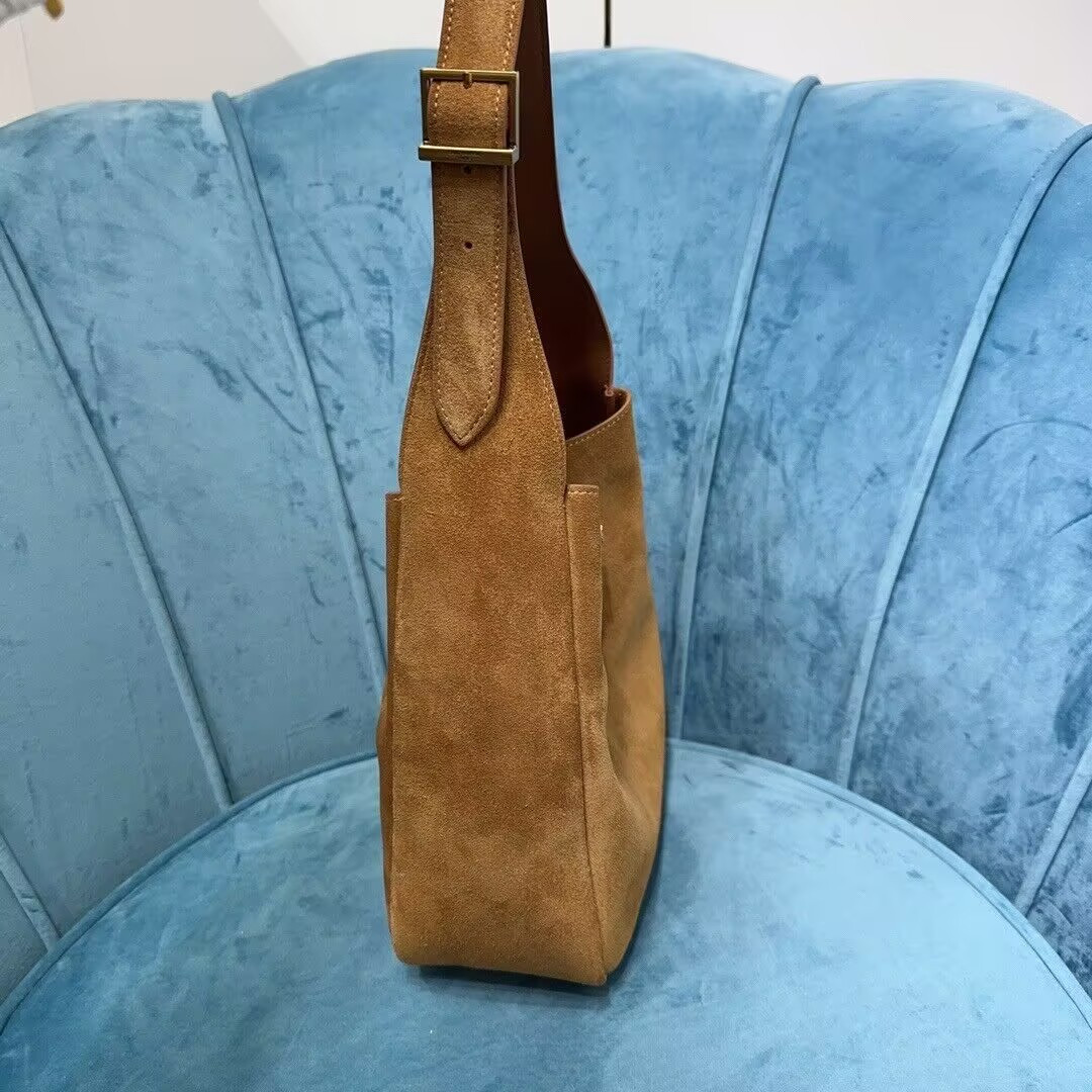 y*l le 5 À 7 S*pple in suede 23x22x8.5cm