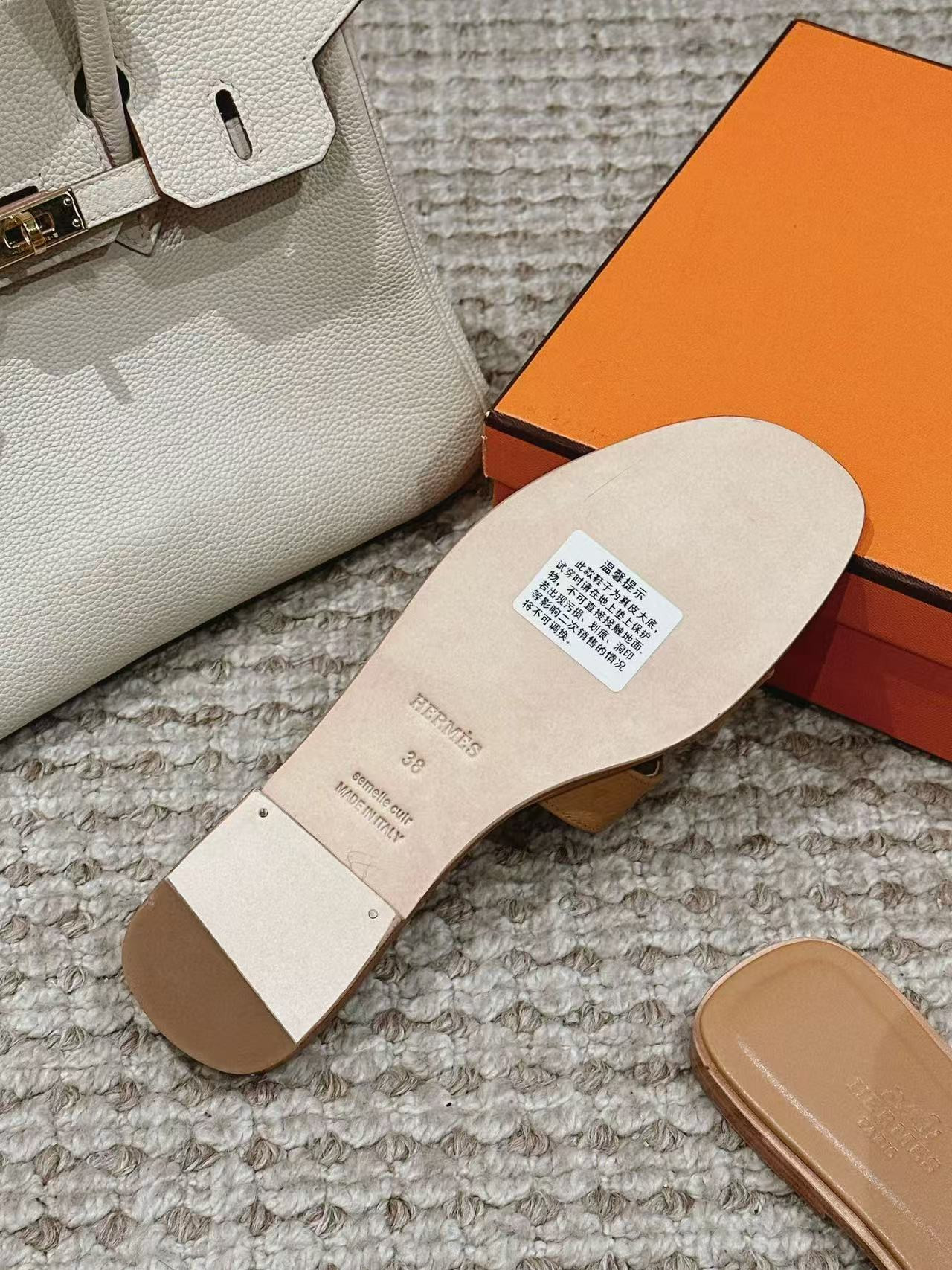 UA Hermès Oran sandal