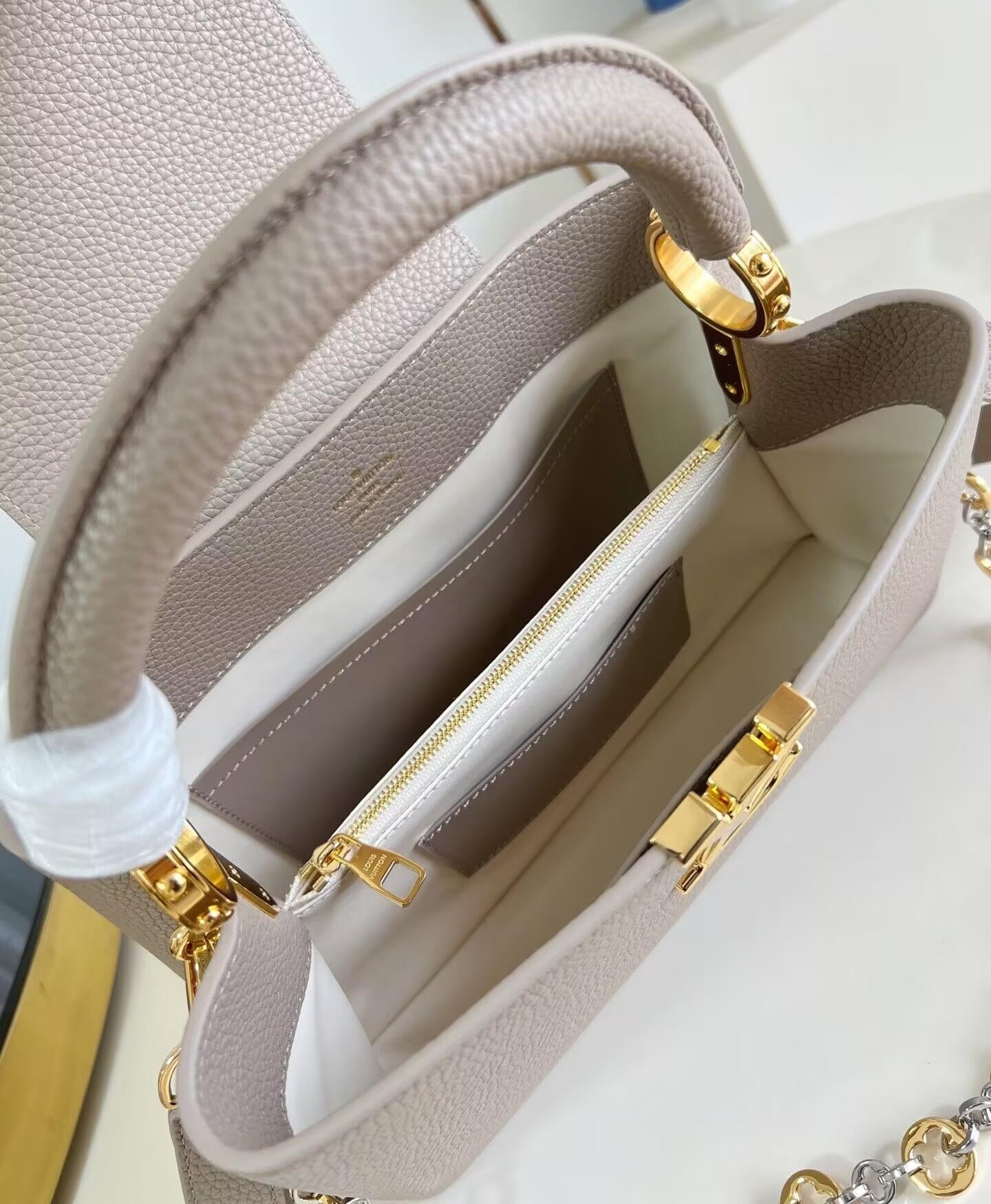 LV Capucines MM M12935 31x20x11cm