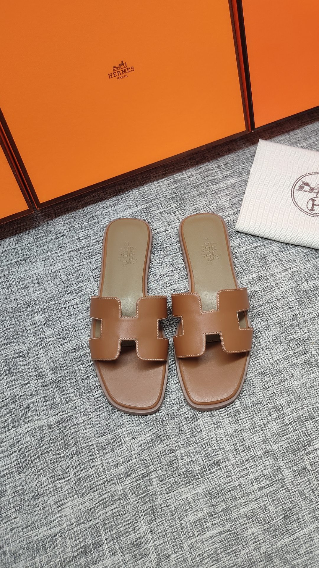 UA Hermès Oran sandal