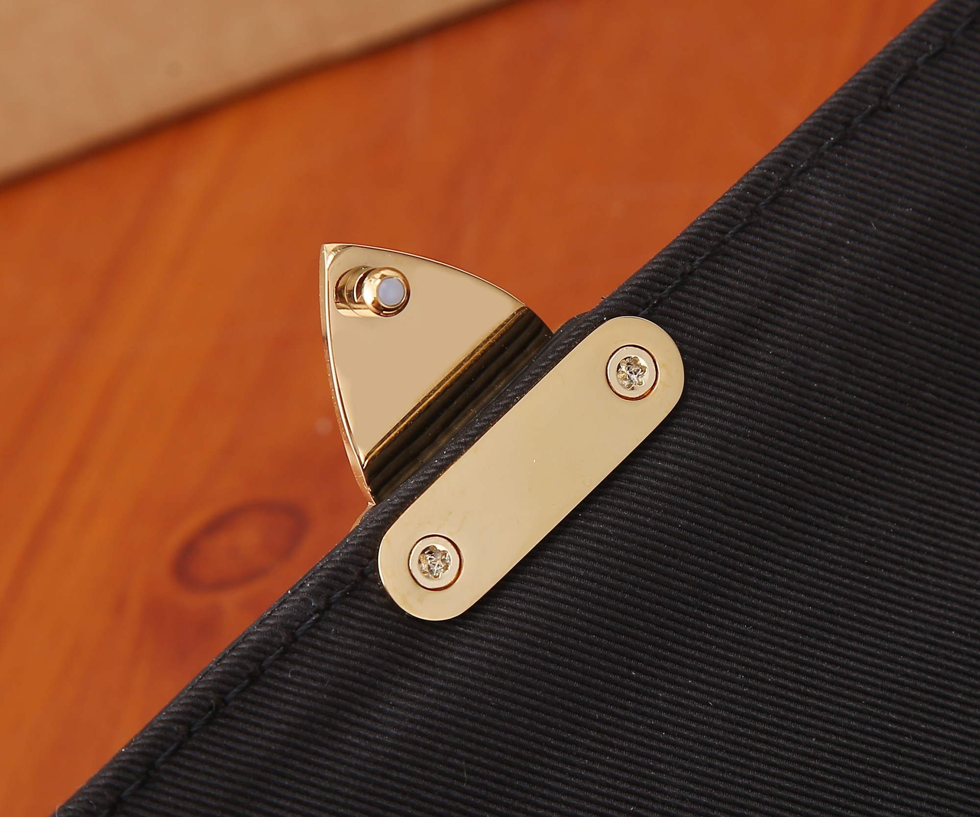 LV Wallet On Chain Métis M82637 7.5 x 4.3 x 2.2 inches