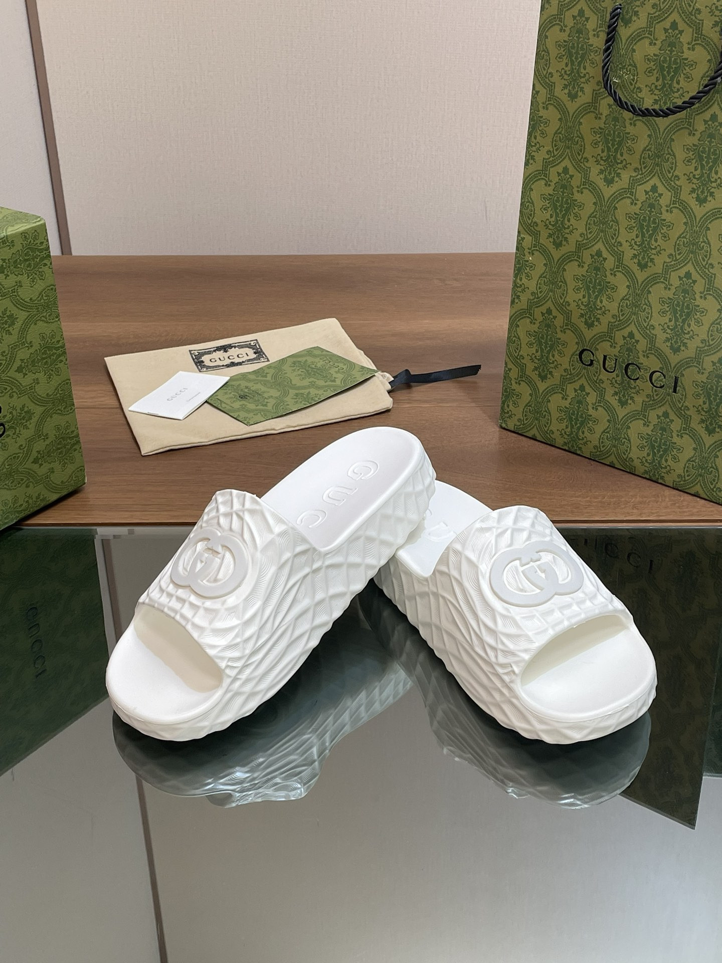 ua G*u*i interlocking g slide sandal white