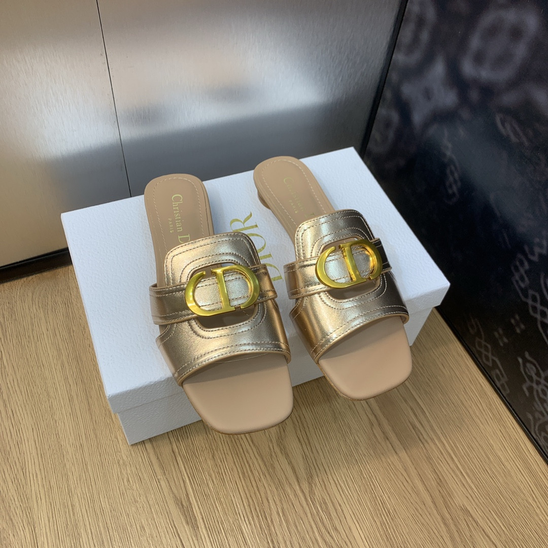 ua D*or 30 montaigne slide