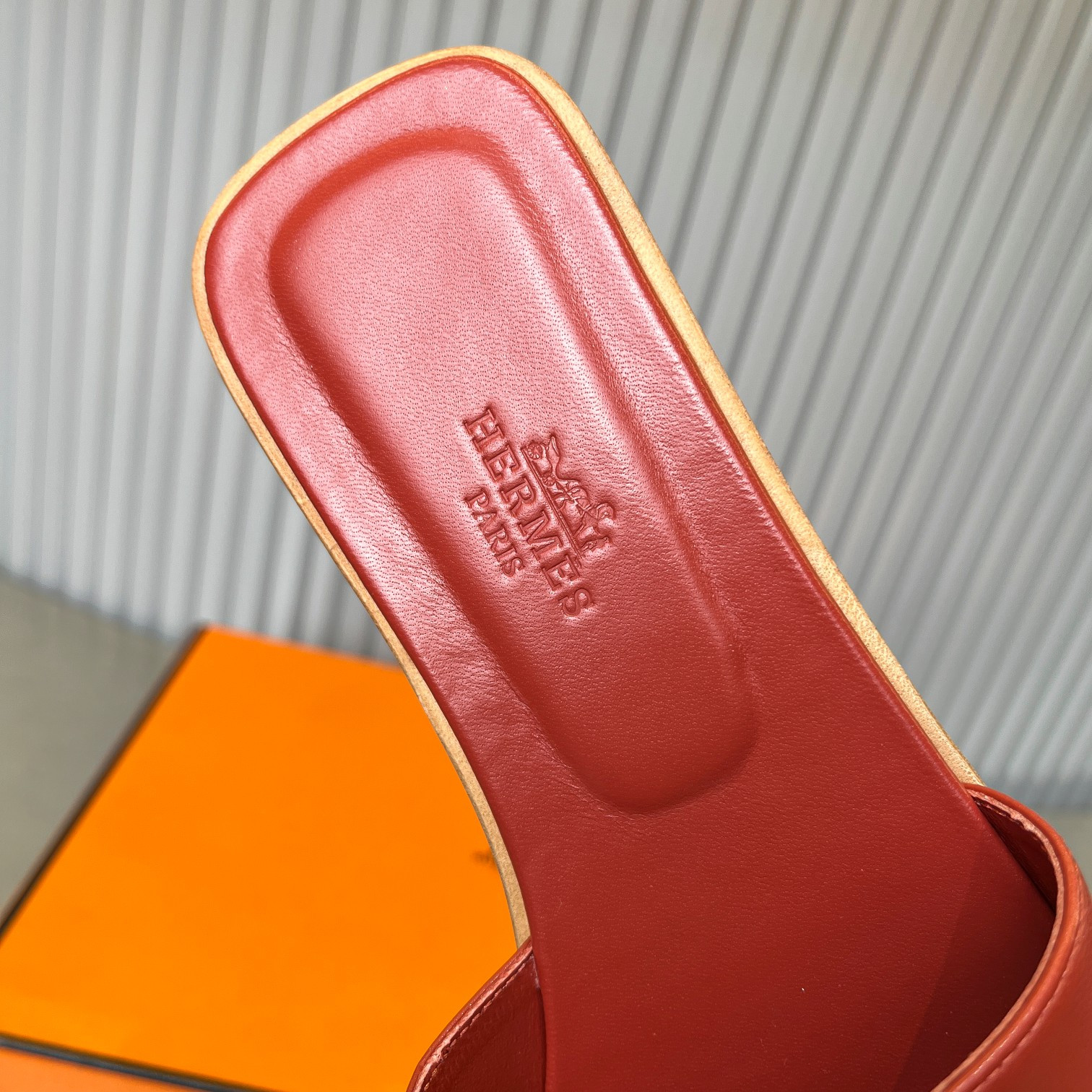 UA Hermès Oran sandal