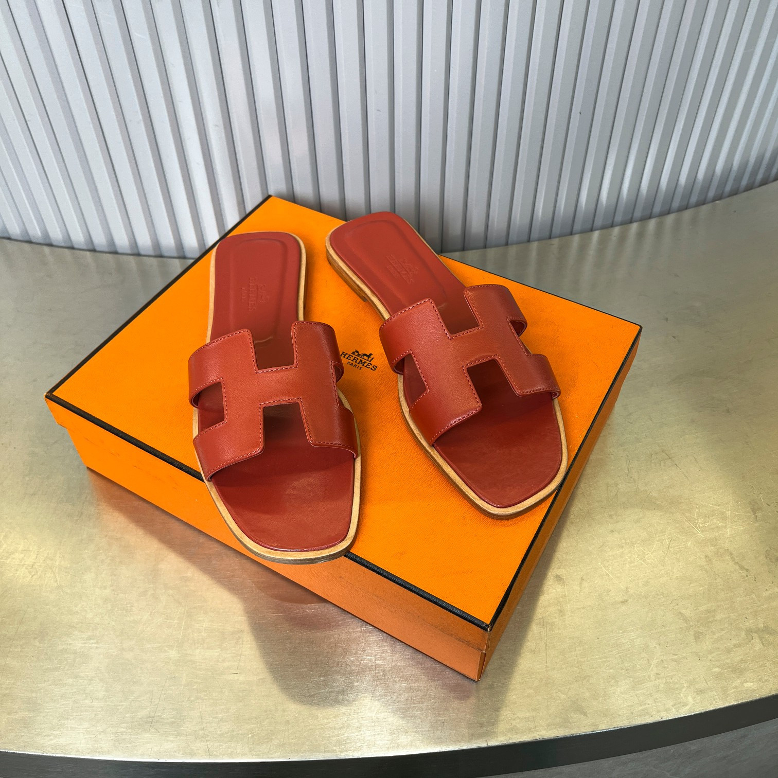 UA Hermès Oran sandal