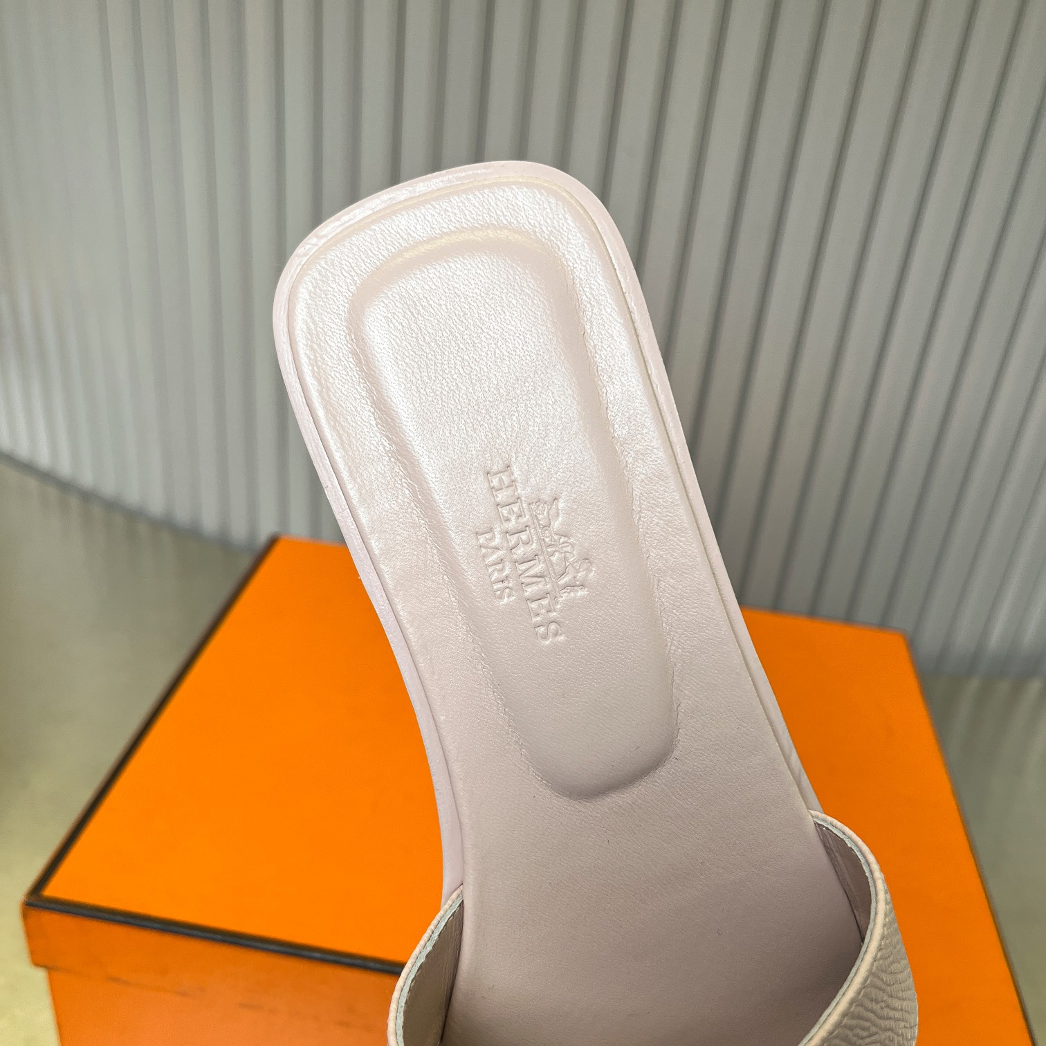 UA Hermès Oran sandal