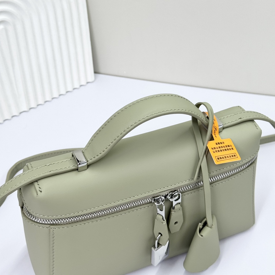 L**o p*ana extra pocket l19 smooth calfskin 11 x 19 x 6.5 cm