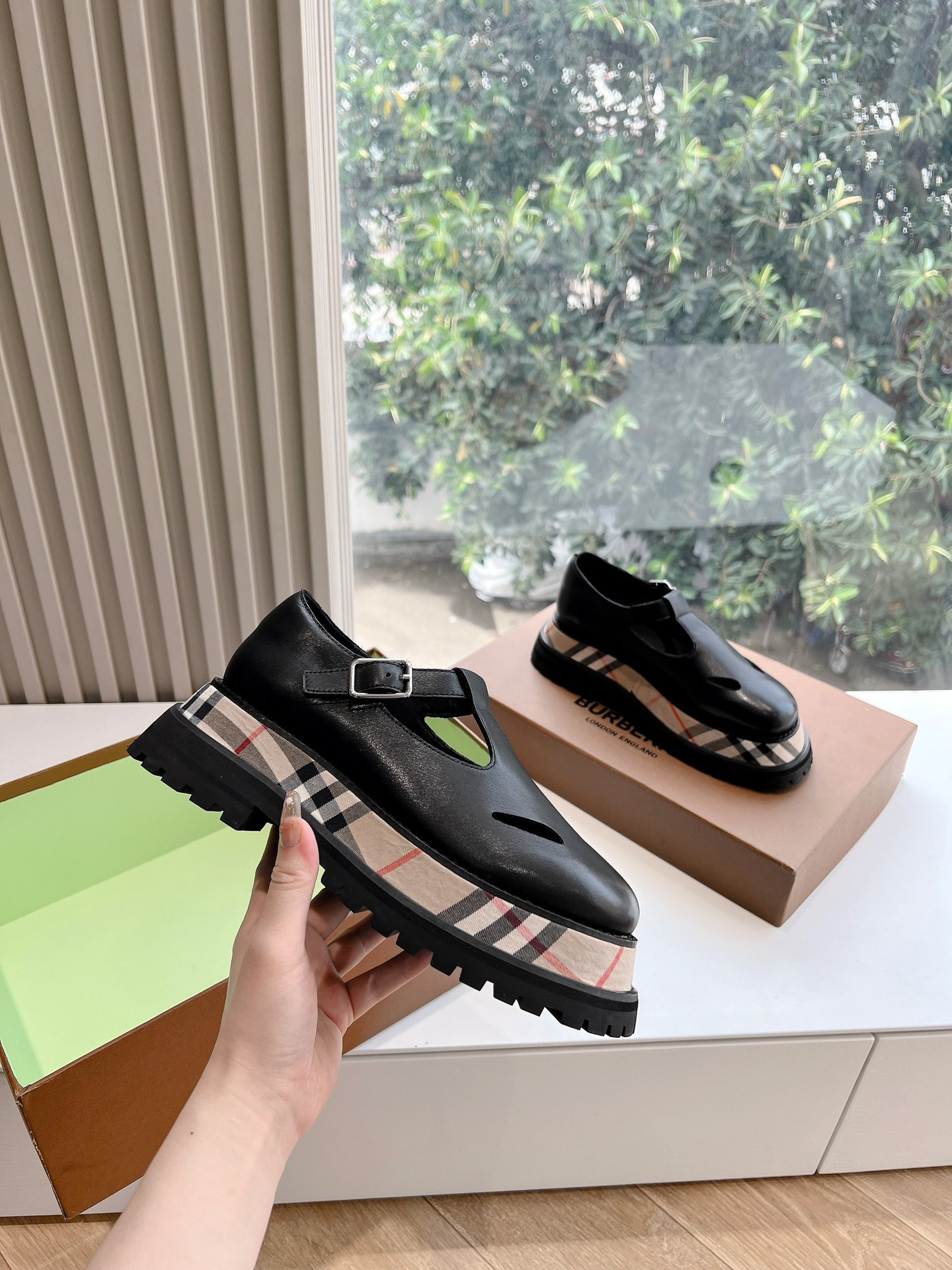 ua B**rry check leather flats