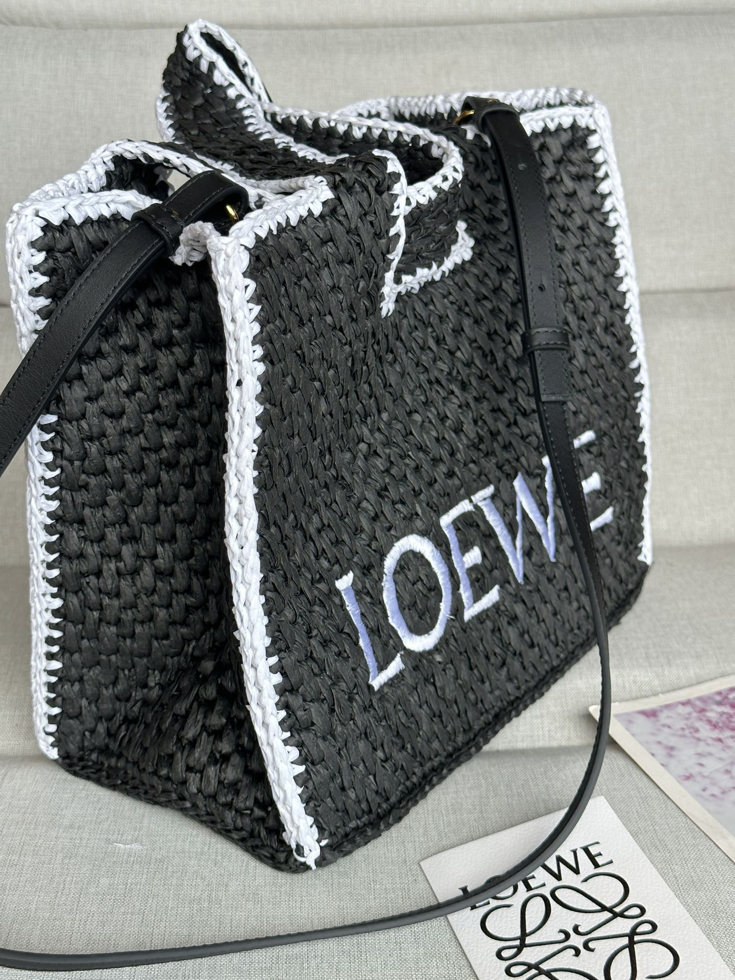 L0ew* font tote 30x25.5x15cm