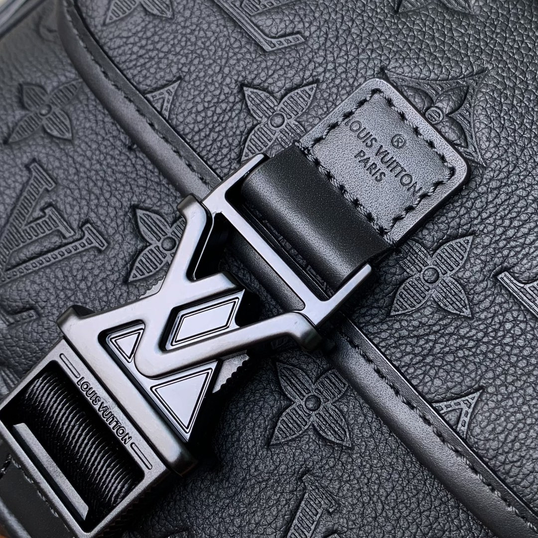 LV Getaway Messenger M12516 17 x 7.8 x 18 cm