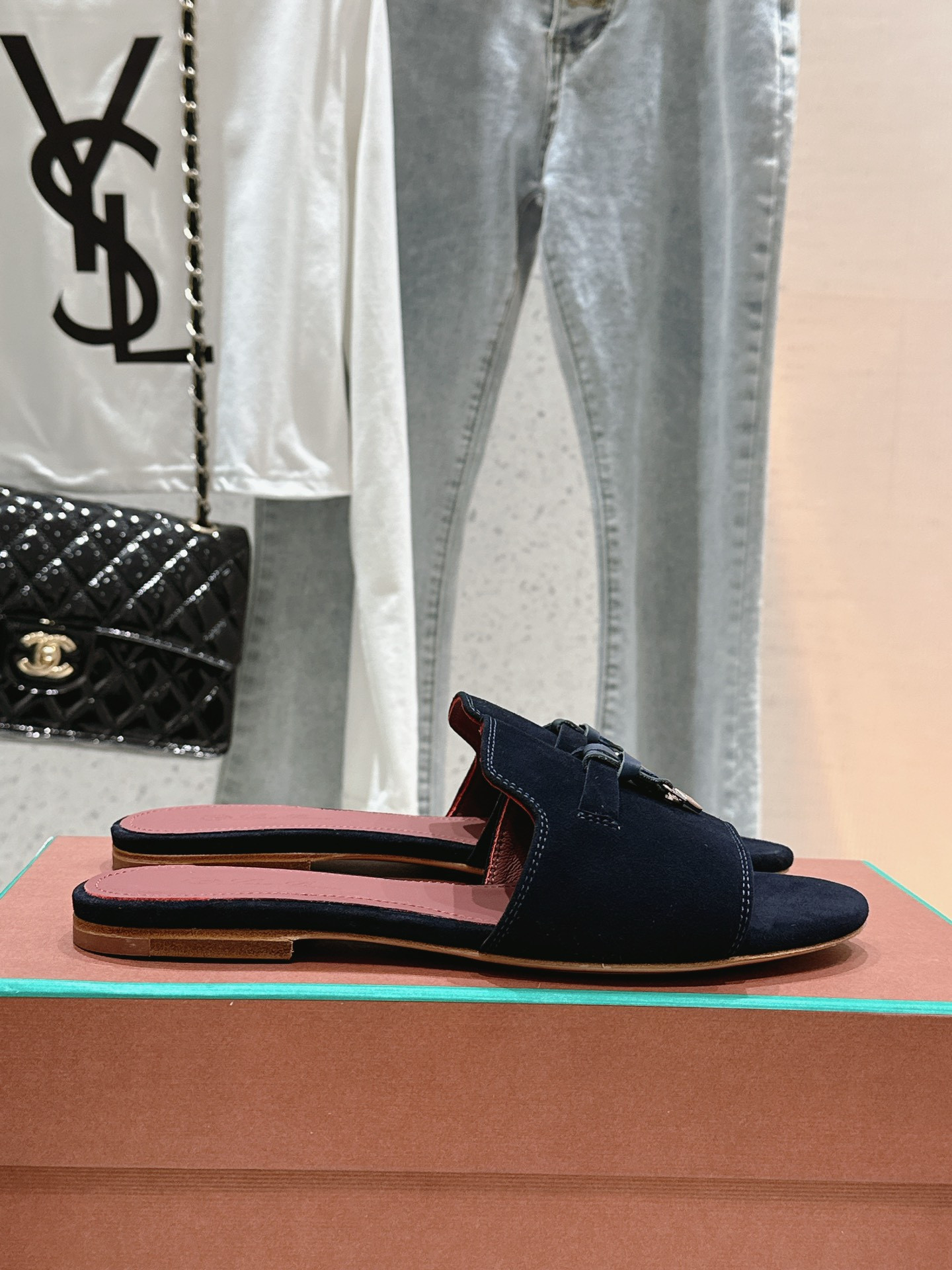 ua L**o p*ana summer charms sandal